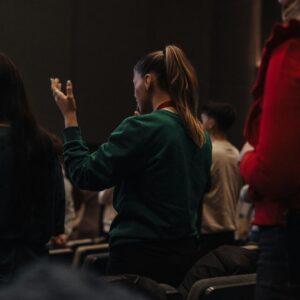 Estudio revela que los jóvenes en Reino Unido están abandonando el ateísmo